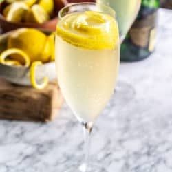 French 75 Drink, Gin Och Tonic, Cocktail Prosecco, French 75 Cocktail Recipes, French 75 Cocktail, French Cocktails, Lemon Cocktail, Champagne Cocktails, Prosecco Cocktails