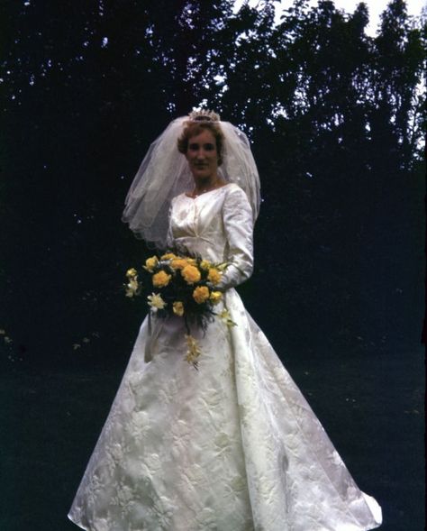 35 Fabulous Photos Show What Brides Looked Like in the 1960s ~ Vintage Everyday 1960s Wedding Photos, Authentic Outfits, 1960s Wedding Dresses, 1960s Wedding, Gowns Vintage, Vintage Brides, Dresses Satin, Vintage Wedding Photos, Vintage Everyday