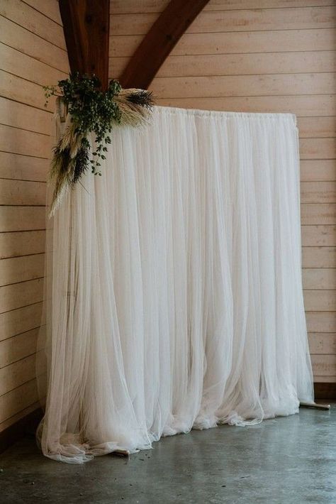 Easy Wedding Alter, Boho Chic Photo Backdrop, Simple Photo Backdrop Wedding, Easy Photo Backdrop Wedding, Simple Wedding Photo Booth, Diy Reception Backdrop, Photo Booth For Weddings, Easy Boho Backdrop, Easy Photobooth Ideas