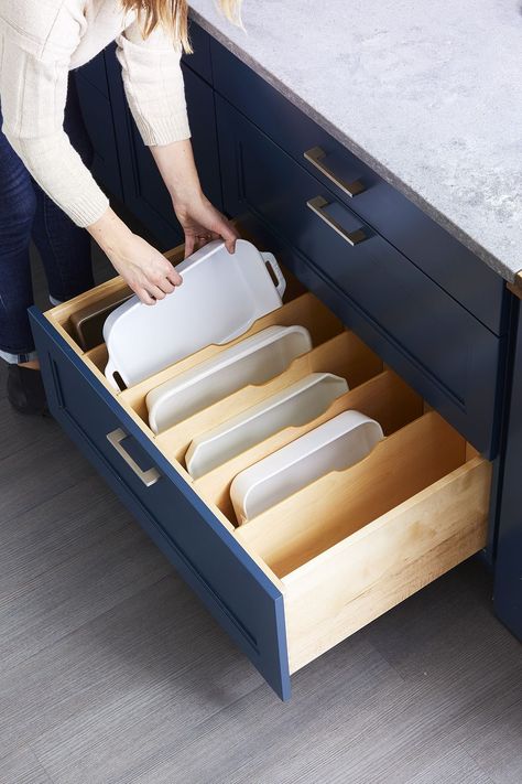 kitchen organization ideas - kitchen drawer for bakeware Clearing Out Clutter, Small Kitchen Storage, Kitchen Hacks Organization, Counter Space, Smart Storage, Simple Kitchen, Kitchen Drawers, Storage Hacks, Tiny Spaces