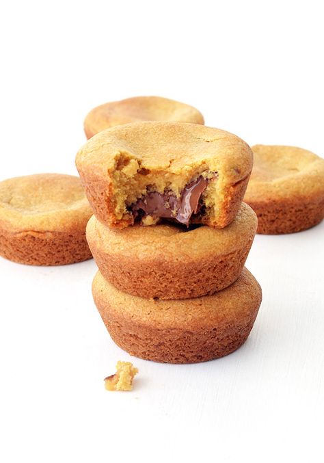 Cookie lovers unite! These ooey gooey golden brown cookie cups will blown  your mind with their surprise melty Nutella filling! That’s right! Hidden  INSIDE is a good teaspoon full of dreamy Nutella goodness. Nutella Dessert Recipes, Nutella Filling, Indulgent Recipes, Cupcake Frosting Recipes, Sweets Photo, Nutella Desserts, Nutella Cookies, Lindt Chocolate, Nutella Recipes