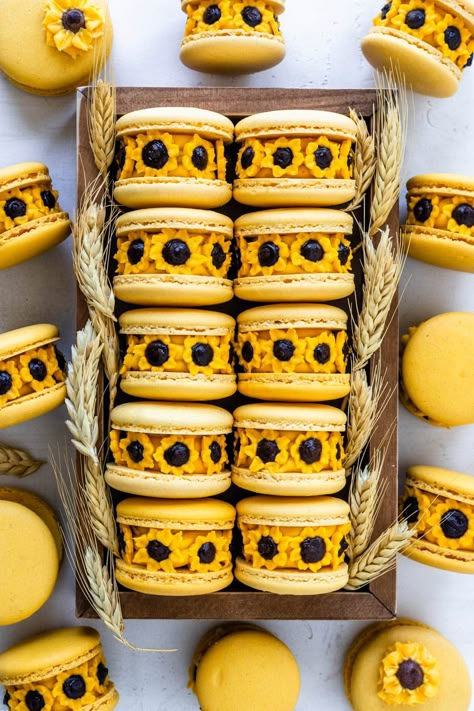 Sun Macarons, Sunflower Macarons, Yellow Food Ideas, Sunflower Desserts, Fall Macarons, Yellow Macarons, Pies And Tacos, Chocolate Sunflower, Gold Food Coloring