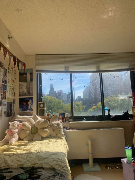 Taylor Swift Themed Dorm Room, Nyc College Dorm, Cute Cat Room, Nyc Dorm Room Aesthetic, New York Dorm Room, City Dorm Room Ideas, City Dorm Room, New York Dorm Aesthetic, Nyc Dorm Room