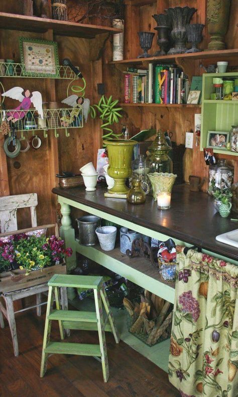 potting shed Shed Inspiration, Garden Shed Interiors, Shed Decor, Shed Interior, Potting Sheds, Potting Bench, She Sheds, Diy Shed, Shed Design