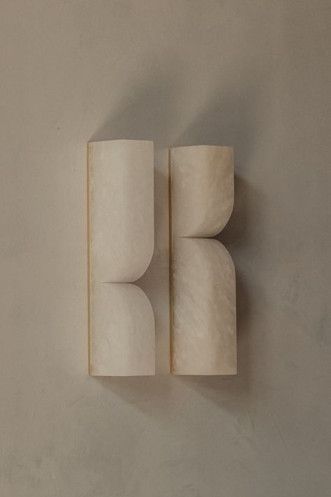 Alabaster Wall Light, House Design Modern Minimalist, Alabaster Lighting, Modern Wall Scones, Wall Light Bathroom, Wall Lamp Interior, Wall Scone, Wall Scones, Bracket Lights