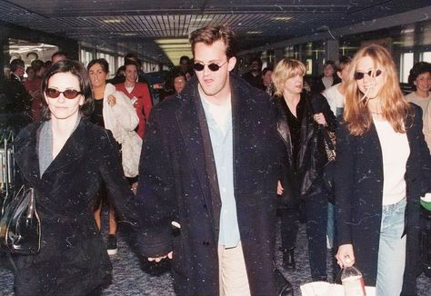 March 1998 - Courteney Cox, Matthew Perry and Jennifer Aniston arrive at London Heathrow airport 🇬🇧 Yasmine Bleeth, Monica And Chandler, Courtney Cox, Friends Scenes, Friends Episodes, Ross Geller, Friends Tv Series, Friends Cast, Phoebe Buffay