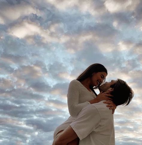 #truelove #reality #sky #cute #happy #coupleshoot #relationship #aww #instagram Photos Couple Mignon, Shotting Photo, The Love Club, Cute Couples Photos, Relationship Goals Pictures, Photo Couple, Cute Relationship Goals, Paros, Couple Shoot