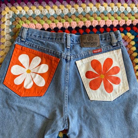 Custom Jeans | Custom Jeans 2023 Cute Painted Jeans Ideas, Painted Jean Shorts Aesthetic, Puffy Paint Clothes, Diy Denim Jeans Pants Ideas, Customized Pants Jeans, Jean Diy Paint, Jeans Painting Ideas Aesthetic Easy, Cute Custom Outfits, Painted Jeans Diy Ideas Easy