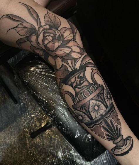 Back Of Leg Vase Tattoo, Leg Vase Tattoo, Vase Shin Tattoo, Vase Leg Tattoo, Black Leg Tattoos, Traditional Thigh Piece, Floral Tattoo Leg, Big Leg Tattoos For Women, Big Leg Tattoos