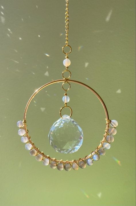 Agate Suncatcher Diy, Crystal Mobile Diy, Agate Slice Sun Catcher, Easy Diy Suncatchers, Diy With Crystals, Crystal Suncatchers Diy Sun Catcher, Diy Prism Suncatcher, Suncatchers With Beads, Suncatchers Made Out Of Beads