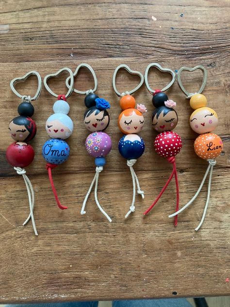 Peg Doll Ideas, Peg Dolls Ideas, Keyrings Diy, Wood Beads Diy, Wood Peg Dolls, Ideas For Easter Decorations, Clothespin Dolls, Ideas For Easter, Easter Decorations Kids