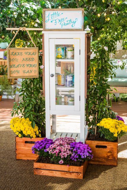 Community Library Boxes Diy, Neighborhood Farm Stand, Community Pantry Ideas, Mini Farm Stand, Diy Farm Stand, Little Free Library Ideas, Community Pantry, Community Fridge, Free Little Library