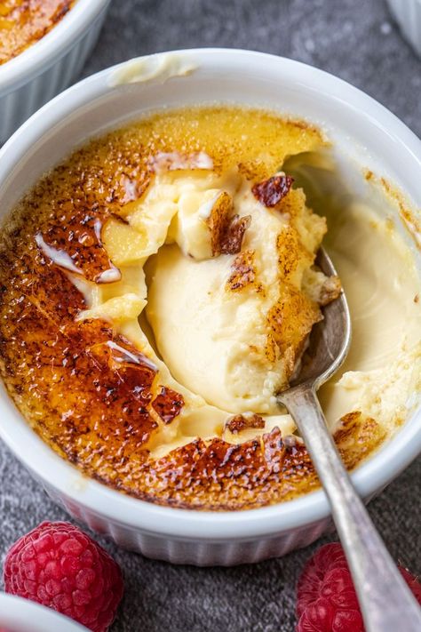 This classic vanilla creme burlee recipe is anything you can ask for! Cream Burlee, Vanilla Bean Creme Brulee Recipe, Crem Brule Cheesecake, Best Creme Brulee Recipe, Dairy Free Heavy Cream, Unique Creme Brulee Flavors, Flavoured Creme Brulee, Custard Dessert Recipes, Cream Brulee