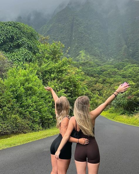 Ho’omaluhia Botanical Garden Hawaii travel friends inspo pic Instagram photo by JADE❤️‍🔥 • Jun 21, 2023 at 5:32 PM Family Friendly Swimsuit, Hawaii Inspired Pictures, Cute Hawaii Pictures Photo Ideas, Photos To Take In Hawaii, Beach Instagram, Hawaii Photoshoot, Pictures With Friends, Hawaii Ig Pics, Hawaii Inspo Pics