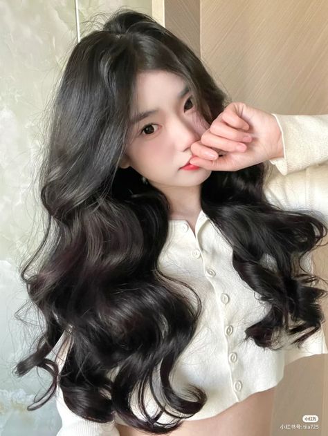 Curly Korean Hairstyles, Korean Curly Hairstyle, Korean Wavy Hair, Hairstyles Zayn, Douyin Makeup, Kpop Videos, Hair Style Korea, Thick Wavy Hair, Hair Inspiration Long