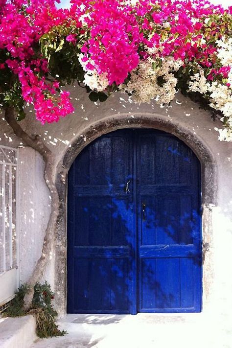 Amazing Gates, Walled Courtyard, Blue Doors, Greek Blue, Gorgeous Doors, Santorini Island, Painted Front Doors, Blue Garden, Wall Garden