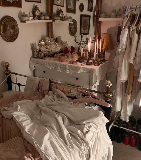 Pink Dark Academia Room, Old Lady Room Aesthetic, Dark Coquette Room Ideas, Omega Nest, Dark Coquette Bedroom, Dark Coquette Room, Antique Room Aesthetic, Deco Studio, White Sheets