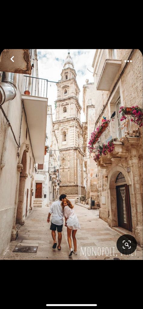 Couple Travel Photos, Street Couple, Travel Pose, Couple Travel, Travel Finds, Voyage Europe, Las Vegas Hotels, Romantic Travel, Europe Destinations