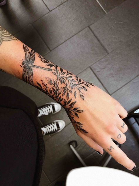 Ich will kein Vorbild sein– My Tattoo Story #6 Beautiful Back Tattoos, Tattoo Placements, Rose Tattoos For Women, Cat Tattoos, Geniale Tattoos, Tiny Tattoo, Wrist Tattoos For Women, Back Tattoo Women, Arm Tattoos