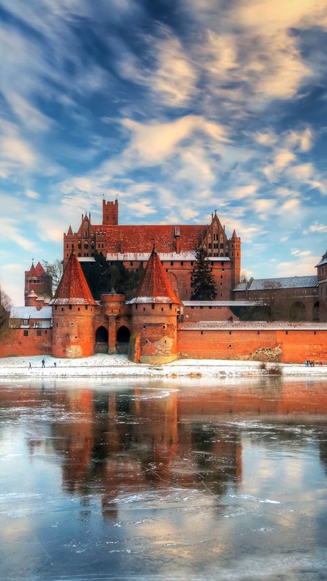 Castle in Poland Poland Wallpaper, Poland Architecture, Poland Cities, Malbork Castle, Beautiful Poland, Bodiam Castle, Visit Poland, Snow House, Poland Travel