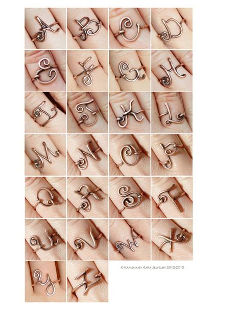 wire initials Cincin Diy, Wire Letters, Wire Jewelery, Diy Ring, Bijoux Fil Aluminium, Bracelet Initial, Wire Jewelry Designs, Oxidized Copper, Diy Wire Jewelry