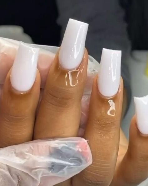 White Acrylic Nails Coffin Short, White Acyrilics Nails, Medium Nail Inspo Acrylic, White Acrylic Nails Coffin, Nut White Nails, Short White Acrylic Nails, Acrylic Nails Bling, Acrylic Nails White, Nails Bling