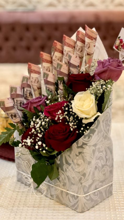 Latest Bouquet Designs, Currency Bouquet, Money Roses, Flower Decor Ideas, Roses Arrangements, Money Birthday Cake, Box Kado, Mothers Day Balloons, Money Box Wedding