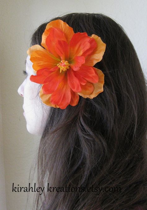 Aussie Beach, Luau Ideas, Hawaiian Flower Hair, Tiny Hats, Destination Wedding Themes, Wedding Hairs, Hawaiian Hairstyles, Fair Wedding, Hawaii Theme