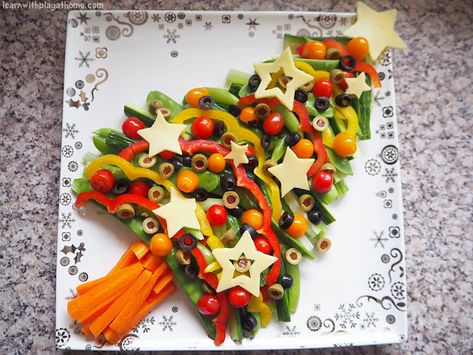 A healthy Christmas share plate Veggie Christmas Tree, Christmas Tree Veggie Tray, Christmas Veggie Tray, Veggie Christmas, Christmas Vegetables, Christmas Salads, Healthy Veggie, Vegetable Tray, Cooking Healthy