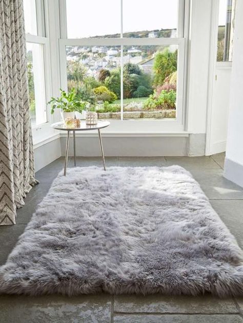 Floor rugs and carpets are beautiful decorative accessories that the latest trends bring into modern interiors Grey Fluffy Carpet, Grey Bedroom Rug, Grey Sheepskin Rug, Apartment Lounge, Layout Portfolio, Large Sheepskin Rug, Winter Living Room, Winter Rug, Cheap Carpet Runners