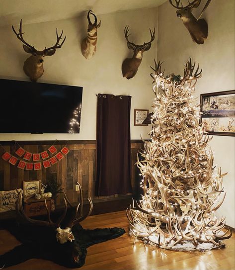 Christmas Antler Decor, Deer Shed Ideas, Deer Antler Christmas Tree, Deer Antler Ideas, Deer Mount Ideas, Antler Christmas Tree, Antler Tree, Deer Head Decor, Snowy Pinecone