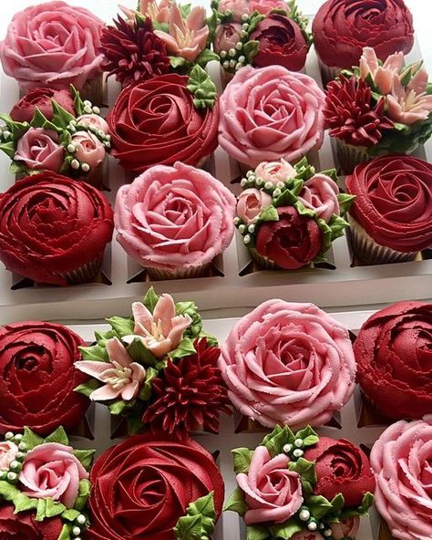 Burgundy And Gold Cupcakes, Floral Wedding Cupcakes, Burgundy Cupcakes Wedding Ideas, Burgundy Cupcakes With Gold, Maroon Cupcakes, Valentine Flower Cupcakes, Red Wedding Cupcakes, Artistic Cupcakes, Red Flower Cupcakes