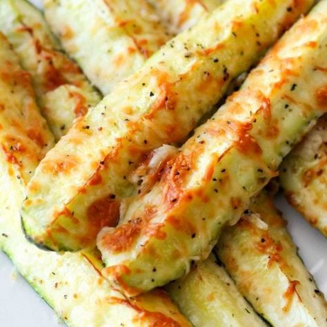 Parmesan Crusted Zucchini (+VIDEO) | Lil' Luna Yummy Food Quotes, Baked Parmesan Zucchini, Parmesan Crusted Zucchini, Food Comfort, Can Chicken Recipes, Breakfast Homemade, Food Spicy, Recipes Fish, Meals Dinner