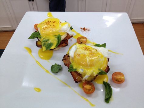 Egg benedict. Egg Benedict Plating, Egg Plating Ideas, Gordon Ramsay Eggs Benedict, Breakfast Plating, Gordon Ramsay Eggs, Avocado Eggs Benedict, Healthy Eggs Benedict, Pinterest Breakfast, Easy Eggs Benedict