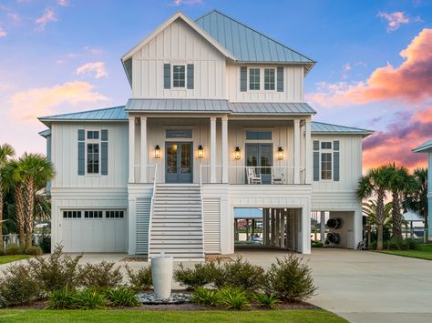 Beach House With Floor Plan, Cozy Beach House Exterior, Small Beach House Exterior, Beach House Layout Floor Plans, Beach Home Exteriors, Florida Beach House Exterior, Beach Houses Exterior, Coastal Beach House Exterior, Backyard Extension