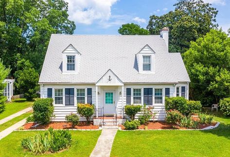 Cape Cod Style House (Design Guide) Cape Cod House Interior Ideas, Cape Exterior, Cape Cod Homes, Wood Roof Shingles, Cottage Shutters, Cape Cod House Exterior, American Cottage, Cape Style Homes, Cape Cod Cottage