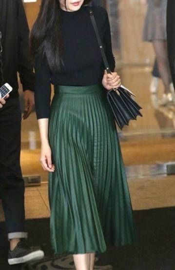 Green Pleated Skirt, Rok Outfit, Black Knitwear, Pleated Skirt Outfit, Skirt Diy, Leather Pleated Skirt, Rock Outfit, Trendy Skirts, Winter Skirt