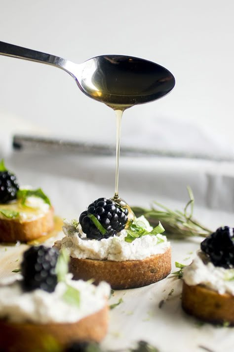 Blackberry Goat Cheese, Burrata Crostini, Goat Cheese Recipes Appetizers, Crostini Toppings, Cheese Recipes Appetizers, Cheese Crostini, Summer Appetizers, Goat Cheese Appetizer, Goat Cheese Crostini