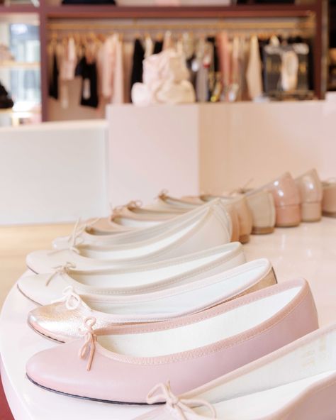 REPETTO KOREA
The Repetto flagship store and ballet studio in Seoul.
A unique and immersive experience dedicated to the brand.
1F, 22, Seolleung-ro 157-gil, Gangnam-gu, Seoul
#BalletStudioRepetto Ballet Studio, Flagship Store, Immersive Experience, Seoul, Ballet, Beauty