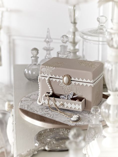 Jewellery Box Cake, Box Cake Design, Jewelry Box Cake, Vintage Pasta, Box Cakes, Novelty Cake, Gift Box Cakes, Christening Cakes, Fabulous Cakes