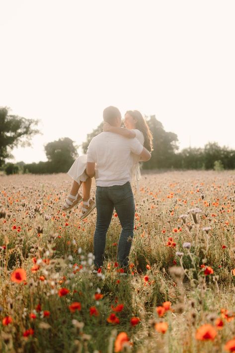 Engagement Pictures In Flower Field, Spring Field Couples Photoshoot, Engagement Photos Holding Her Up, Couples Flower Photoshoot, Flower Photoshoot Couple, Flowers Engagement Photos, Proposal In Flower Field, Couple Poses Flower Field, Engagement Pictures With Bouquet