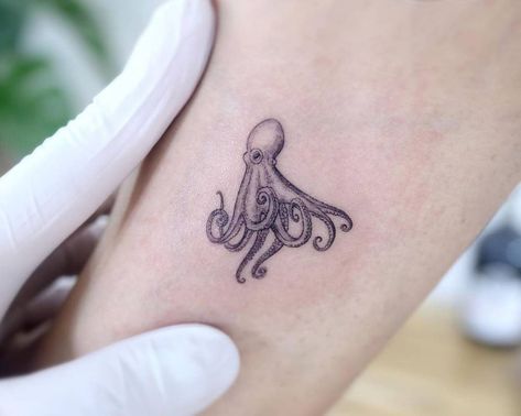 Octopus Tattoo Women, Dainty Octopus Tattoo, Line Octopus Tattoo, Fine Line Octopus Tattoo, Simple Octopus Tattoo, Octopus Line Art, Cute Octopus Tattoo, Octopus Tattoo Ideas, Small Octopus Tattoo