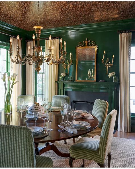 Schumacher on Instagram: “This dining room is ready for an eight course meal! The Schumacher #Tortoise by @celerie ceiling is definitely the main dish. Designed by…” Dining Room Design Green, Green Dining Room Walls, Gold Dining Room, Fine Paints Of Europe, Lacquered Walls, Green Dining Room, Green Walls, Room With Plants, Dining Room Inspiration