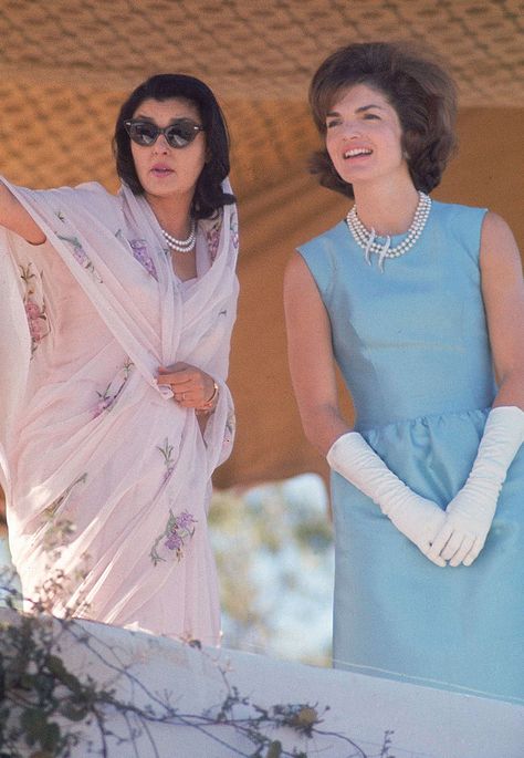 <b>In March 1962, the First Lady took a dazzling goodwill tour of India.</b> Maharani Gayatri Devi, Gayatri Devi, Royal Indian, Vintage India, Jackie O, Princess Grace, Saree Look, India Fashion, Indian Sarees