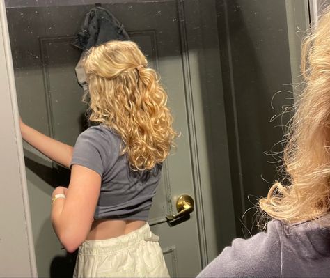 Blonde Wavy Hair Medium, Medium Length Haircut Curly, Short Wavy Blonde Hair, Short Blonde Wavy Hair, Curly Mid Length Hair, Ideal Girlfriend, Messy Blonde Hair, Shoulder Length Blonde, Curly Blonde Hair