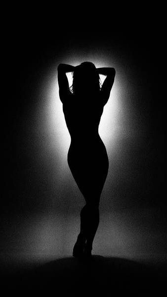 Implied Posing, Body Scape Ideas, Silouttes Photography, Silhouette Studio Photography, Body Sillhoute, Black And White Figure Photography, Body Silhouette Photography, Lowkey Photography, Noir Photography