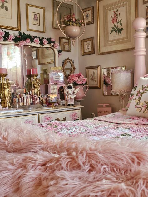 Coquette Vintage Room, Bridgerton Inspired Bedroom, Dolly Bedroom, Regal Room, Whimsical Bedroom Ideas, Coquette Bedroom, Cute Bedroom, Victorian Bedroom, Princess Bedroom