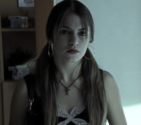 Evie Zamora, Thirteen Movie Aesthetic, Thirteen Movie, Y2k Hairstyles, Bling Ring, Nikki Reed, Movies Outfit, Grunge Aesthetic, Good Movies