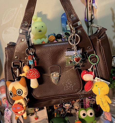 ☾ (@chvpscake) on X Stylish School Bags, Decorated Bags, Accessorize Bags, Inside My Bag, Handbag Essentials, Bag Essentials, Bag Charms, Bags Aesthetic, Pretty Bags