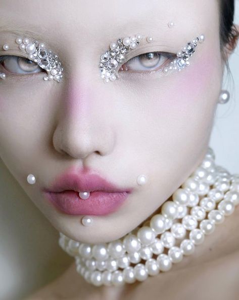 ⚪️ #mua #makeup #pearl #motd #inspiration #editorialmakeup #mua #dazedbeauty #creativemakeup #avantgardemakeup #highfashionmakeup… | Instagram Selfie Fashion Show, 2023 Makeup Looks, Goth Staples, Pearl Makeup Looks, Black Bride Makeup, Instagram Makeup Looks, Makeup Unique, Essential Makeup Brushes, Essential Makeup